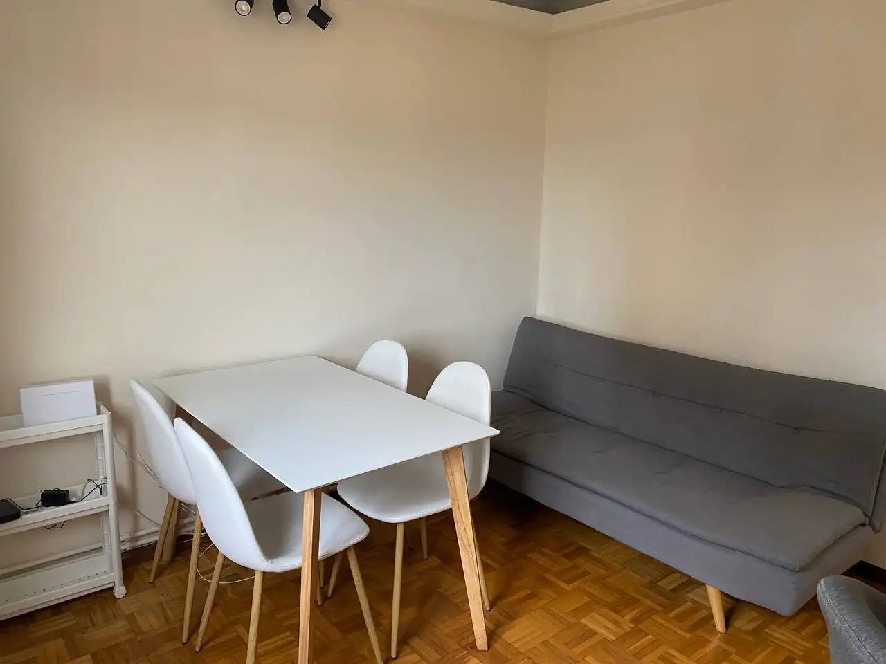 Menjador de Pis en venda en Oviedo  amb Calefacció, Parquet i Moblat