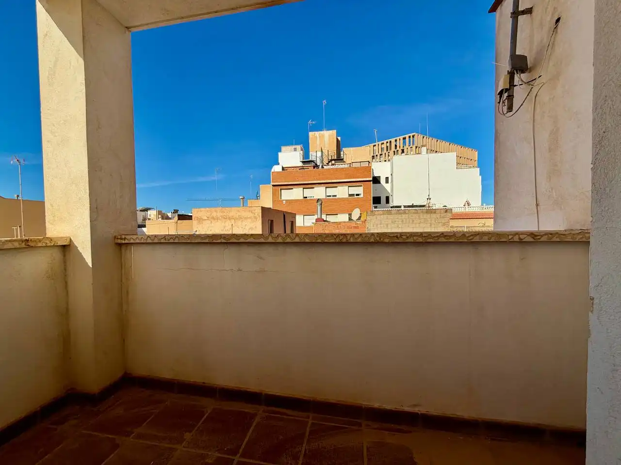 Adossat amb balcó en venda a Calle Galeotes
