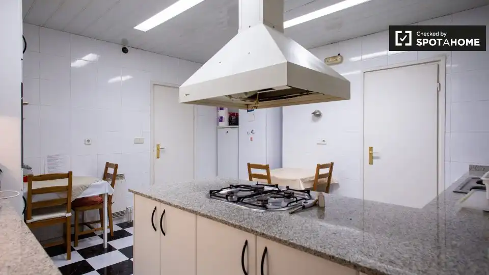 Cuina de Pis per a compartir en Barcelona amb Aire condicionat, Calefacció i Moblat
