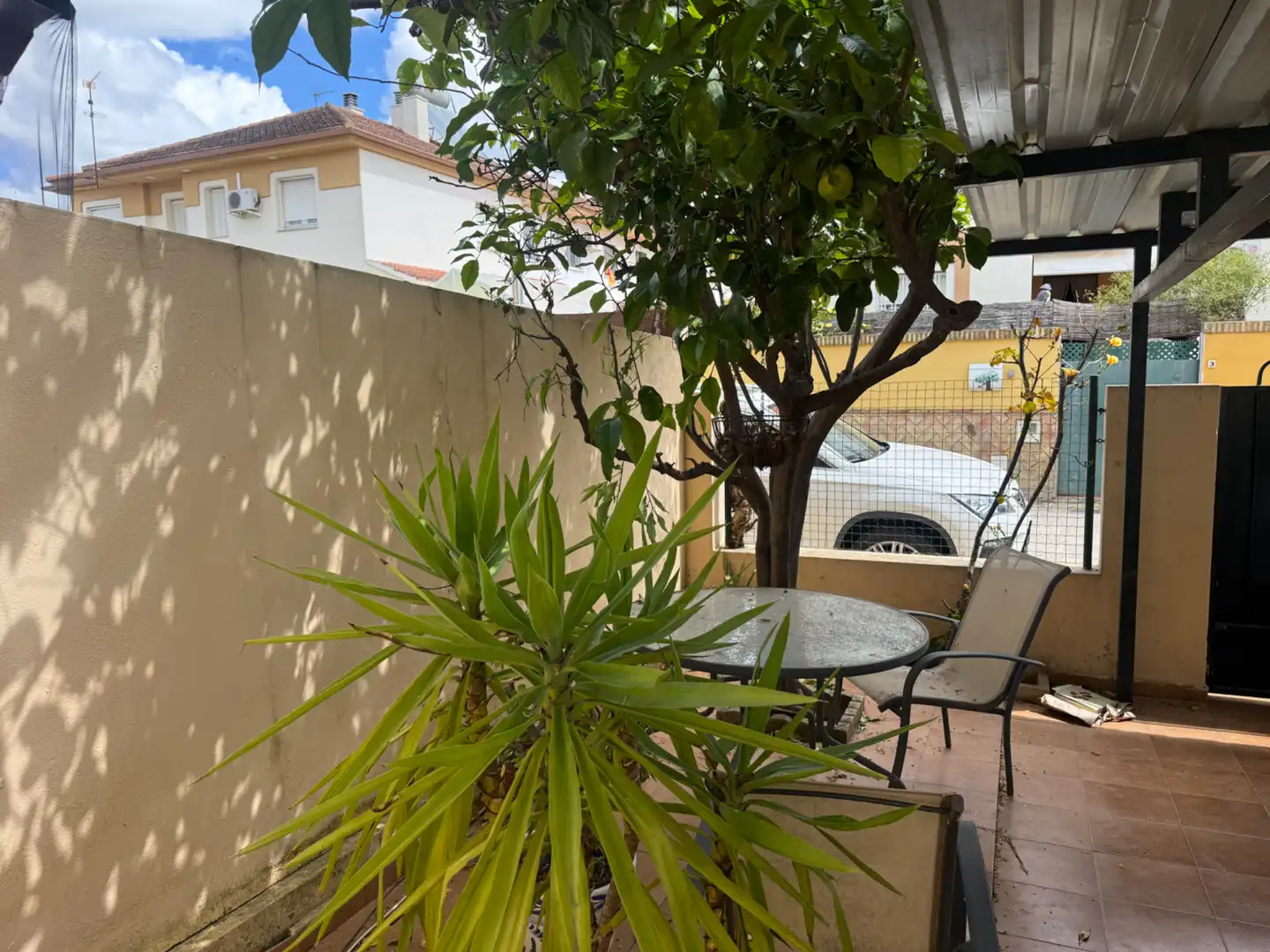 Terrasse von Einfamilien-Reihenhaus zum Verkauf in Aljaraque mit Klimaanlage, Heizung und Privatgarten