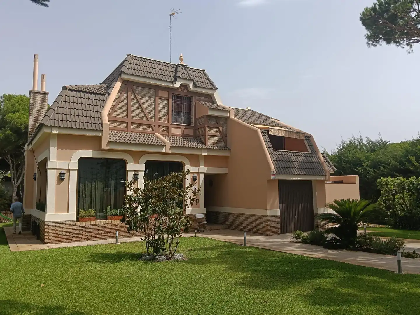 Vista exterior de Casa o xalet en venda en Conil de la Frontera amb Aire condicionat, Jardí privat i Terrassa