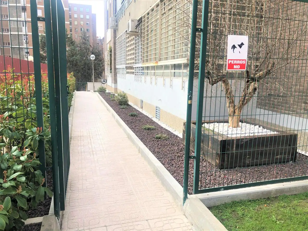Vista exterior de Piso en venta en Madrid con Calefacción, Parquet y Terraza