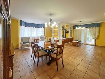 Casa con balcón en venta en O Carrascal