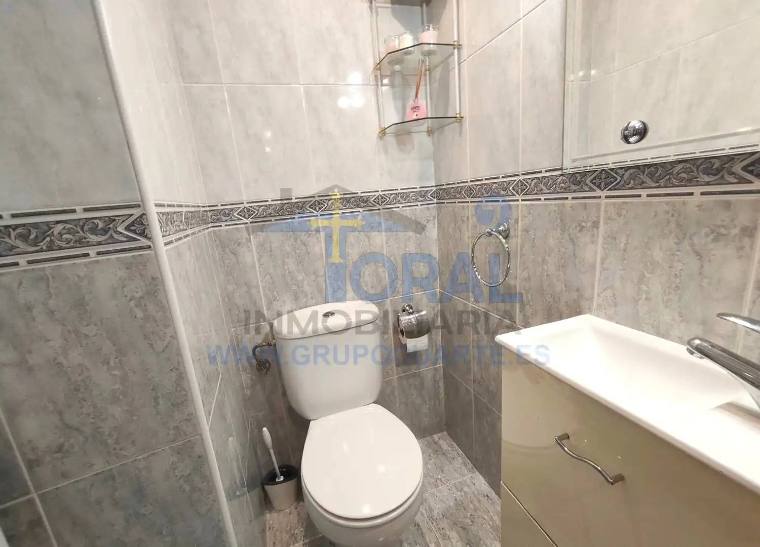 Badezimmer von Wohnung zur Miete in Gijón  mit Heizung, Parkett und Möbliert