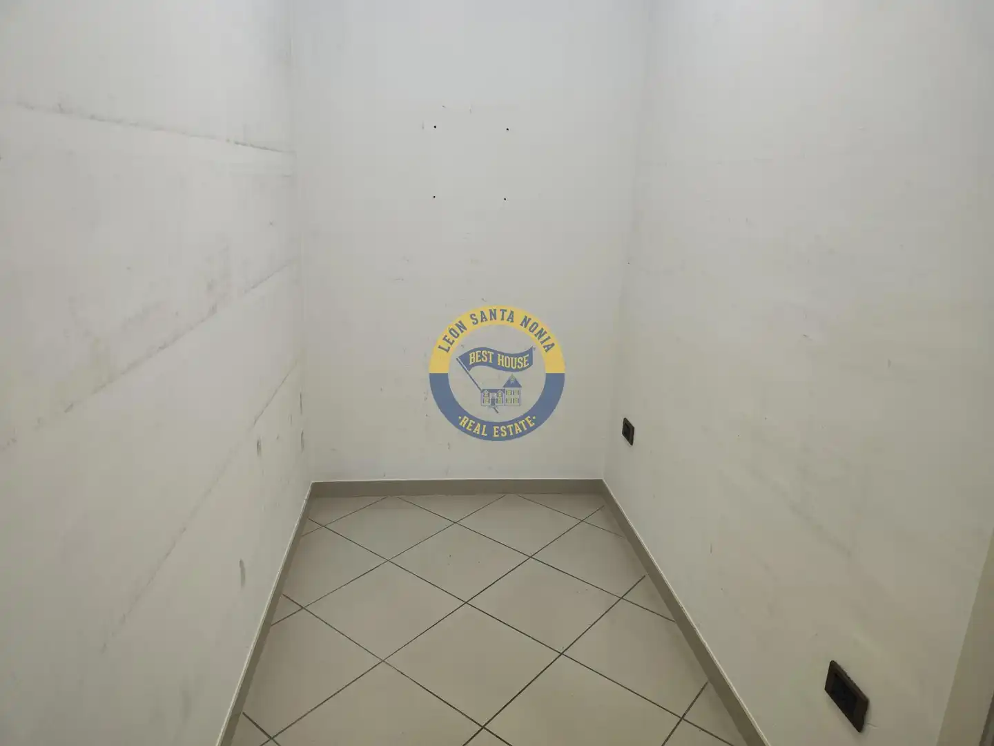 Oficina de alquiler en León Capital  con Calefacción y Amueblado