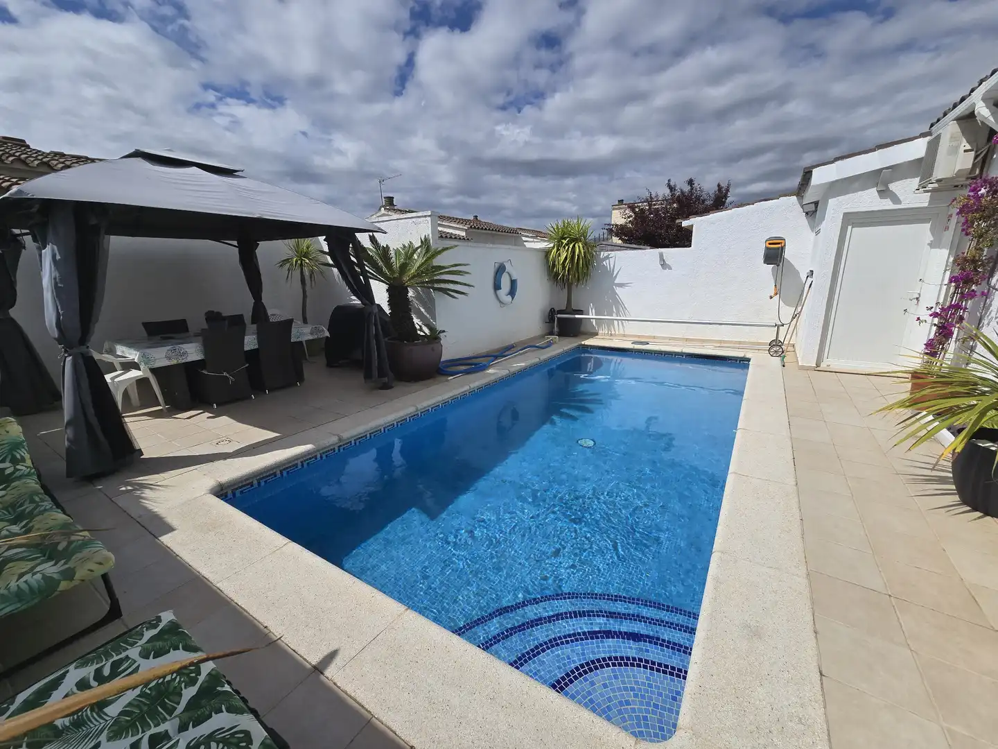 Piscina de Casa adosada en venda en Empuriabrava amb Aire condicionat, Piscina i Moblat