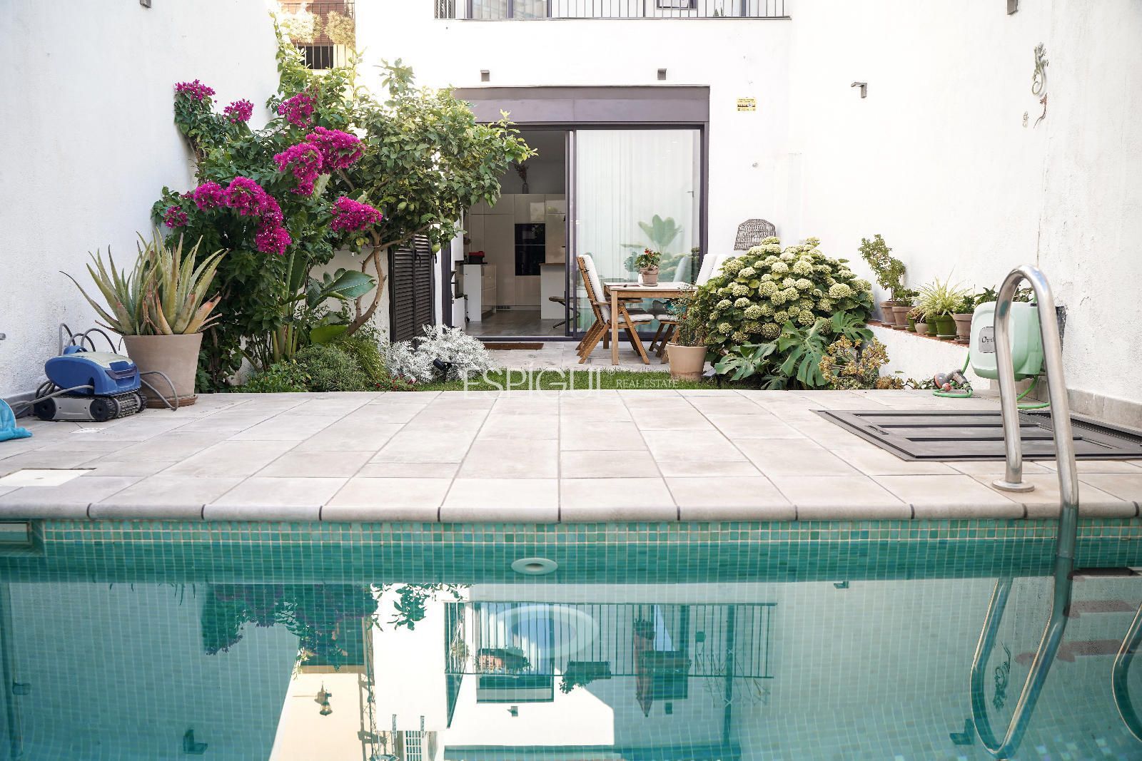 Piscina de Casa o xalet en venda en Mataró amb Aire condicionat, Calefacció i Jardí privat