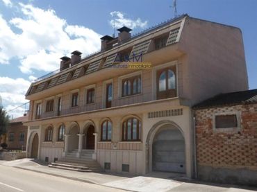 Casa pareada con piscina en venta en Onésimo Redondo 37