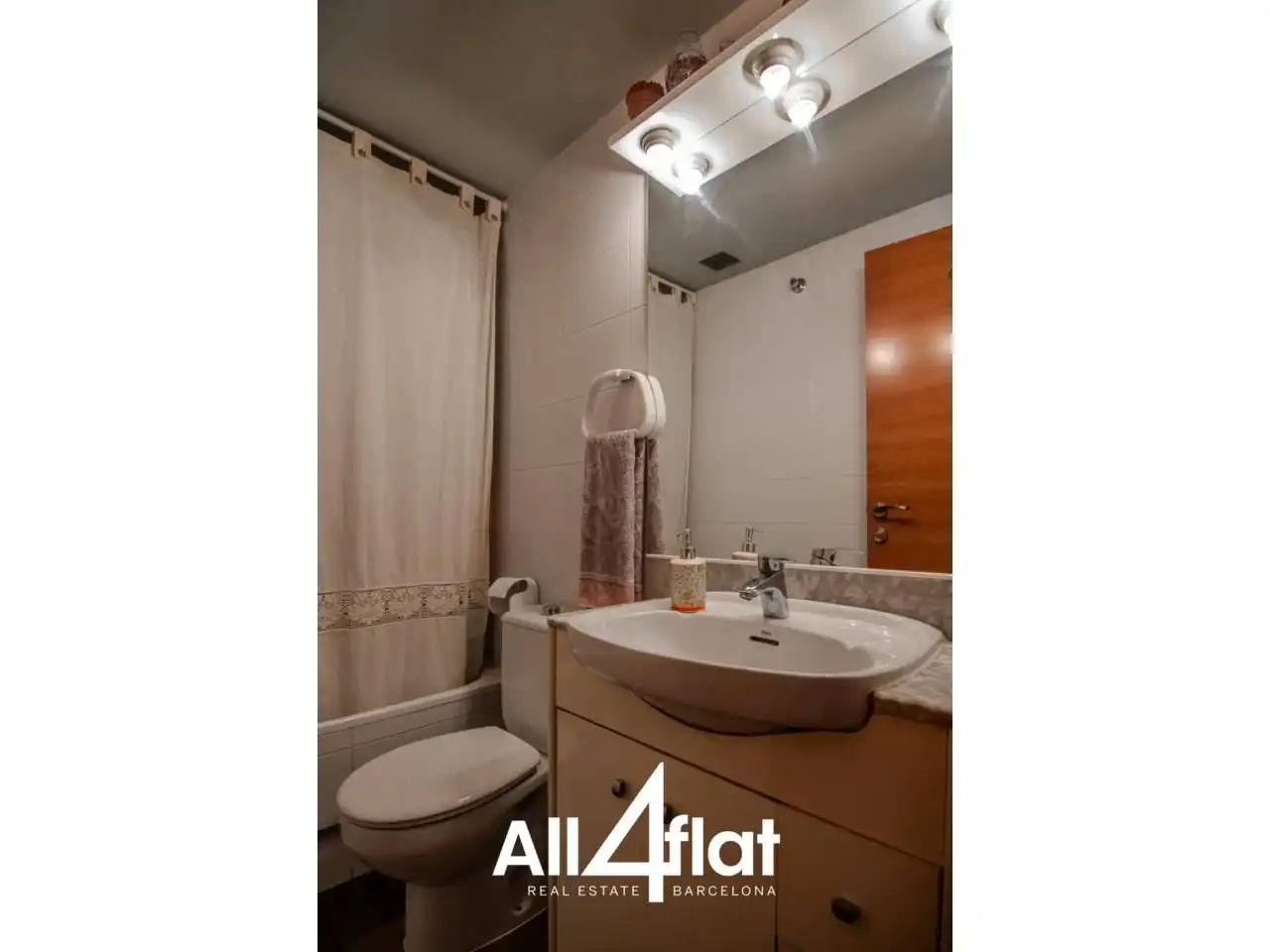 Bathroom of Duplexes for rent in Barcelona  with Air Conditioner, Heating and Terrace