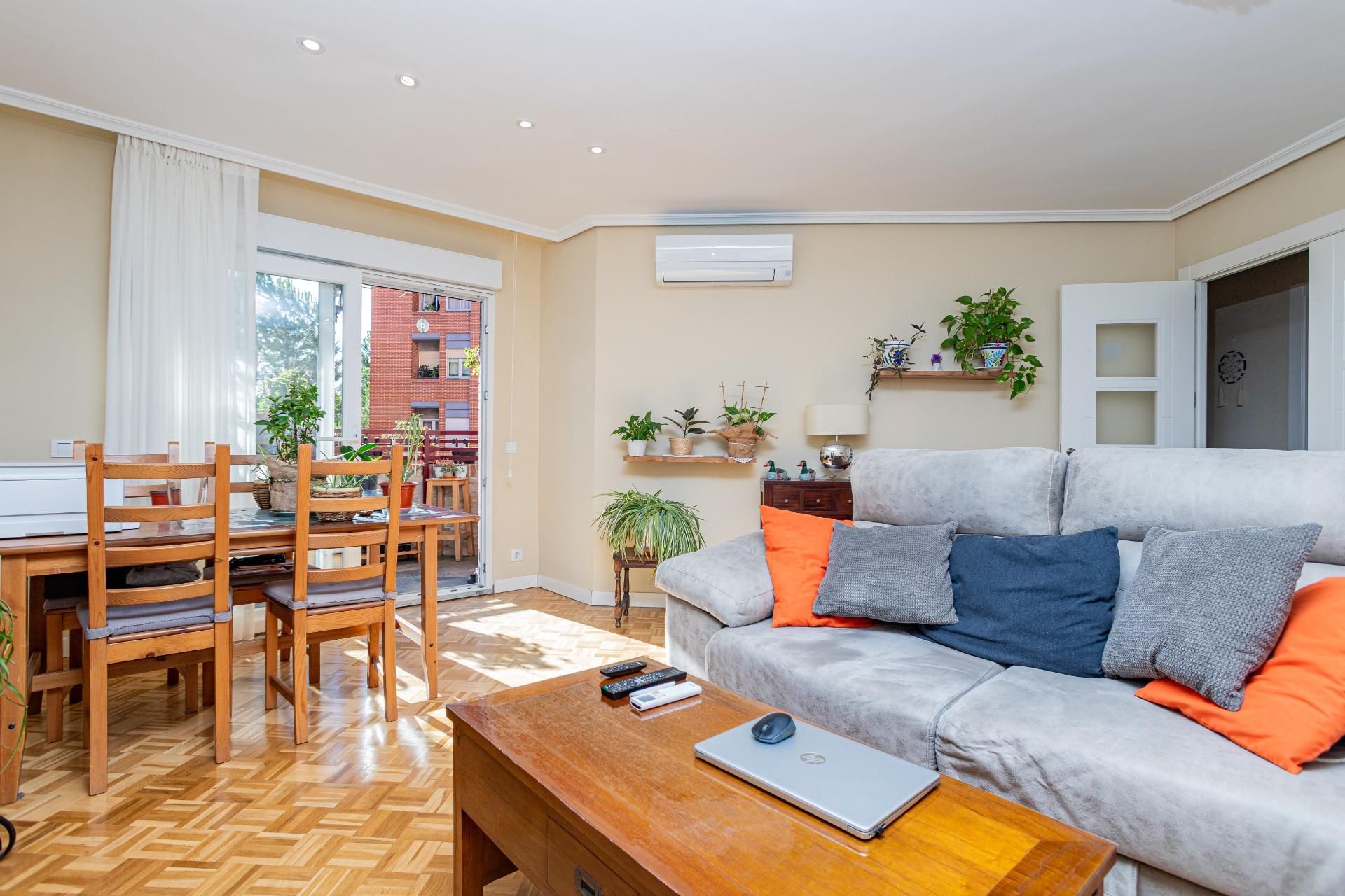 Living room of Flat for sale in Tres Cantos  with Air Conditioner, Heating and Parquet flooring