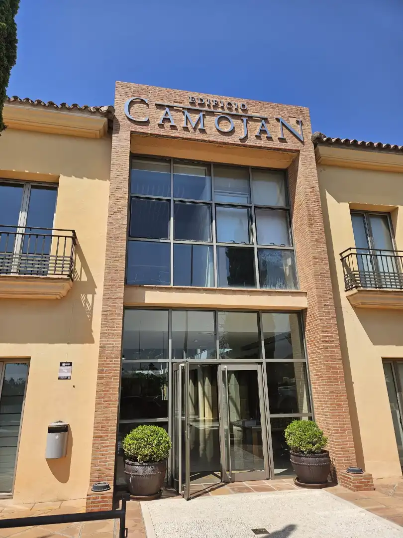 Vista exterior de Local en venta en Marbella con Aire acondicionado, Calefacción y Terraza