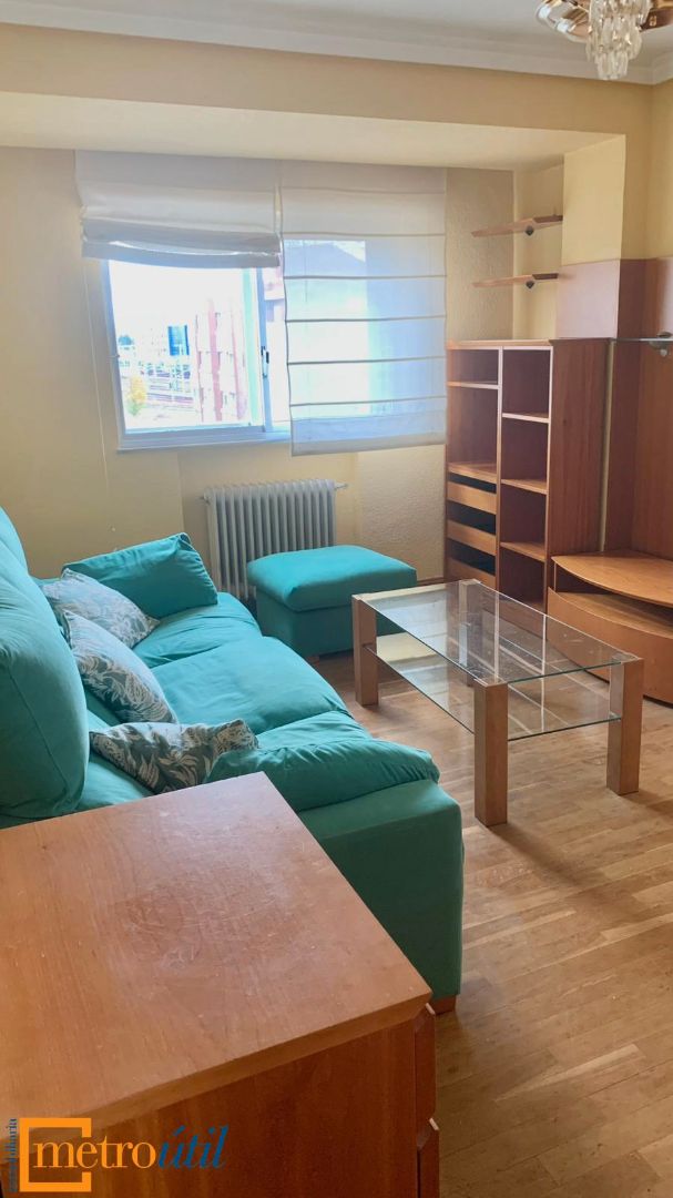 Living room of Flat to rent in Salamanca Capital  with Heating, Parquet flooring and Furnished