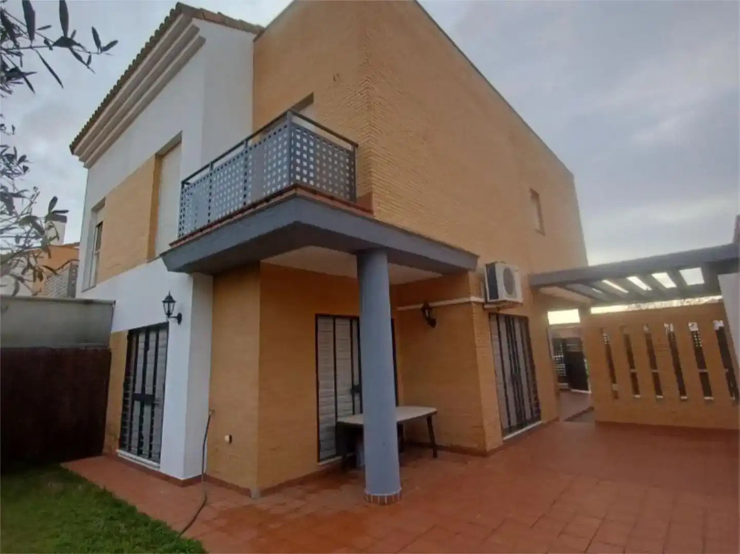 Vista exterior de Pis en venda en Espartinas amb Aire condicionat, Jardí privat i Traster