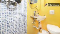 Bathroom of Flat to rent in  Madrid Capital  with Air Conditioner and Balcony