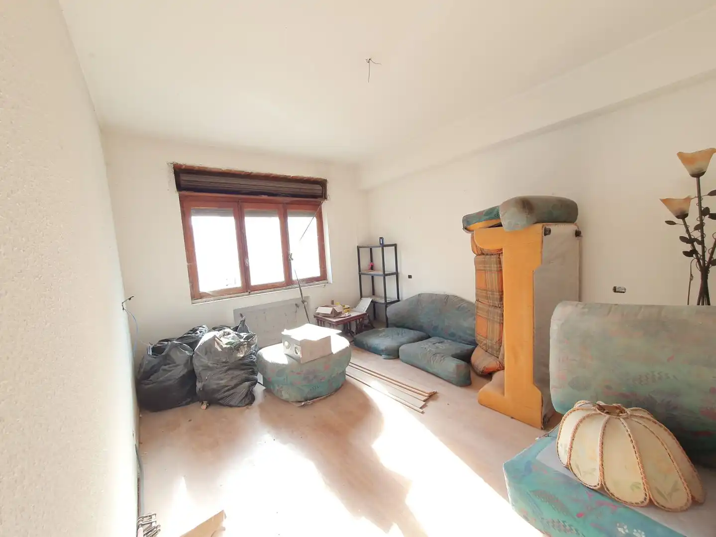 Wohnzimmer von Wohnung zum Verkauf in Salas mit Heizung, Terrasse und Balkon