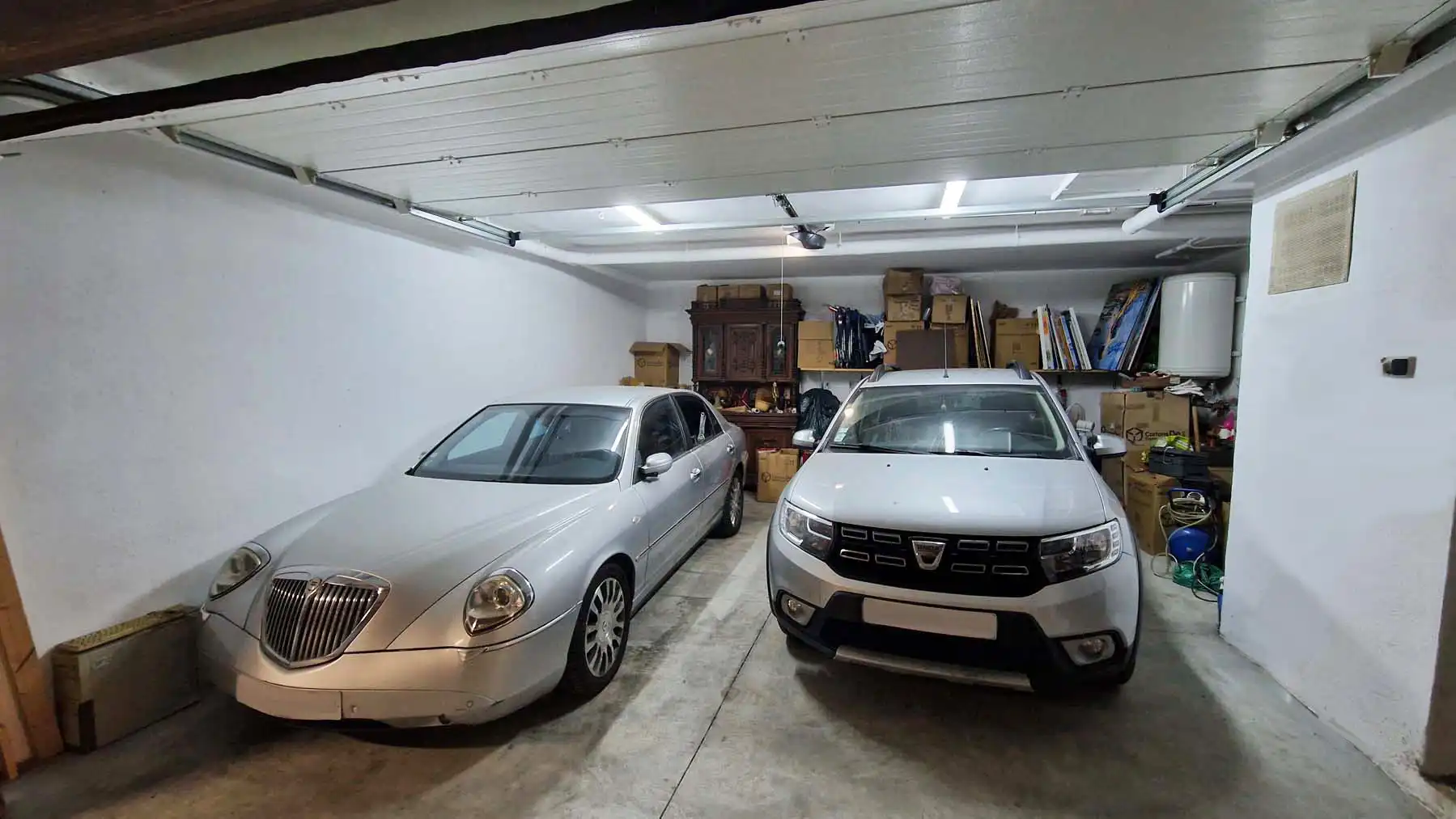 Parkplatz von Einfamilien-Reihenhaus zum Verkauf in Estepona mit Klimaanlage, Privatgarten und Terrasse
