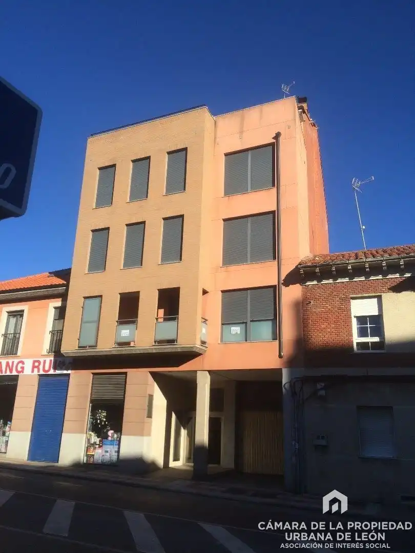 Außenansicht von Wohnung zum Verkauf in San Andrés del Rabanedo mit Heizung, Terrasse und Abstellraum