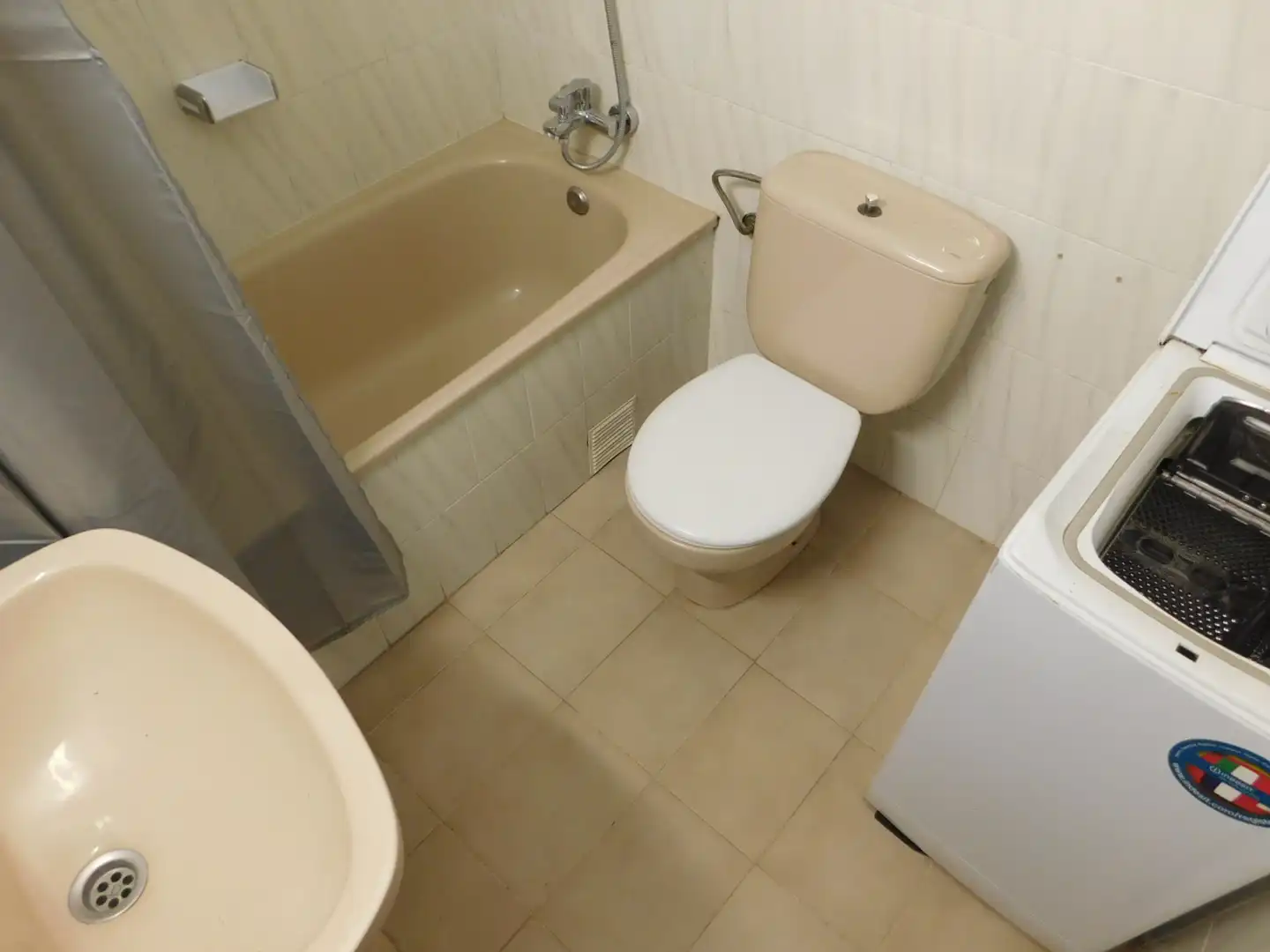 Baño de Estudio de alquiler en Roses con Amueblado, Horno y Lavadora