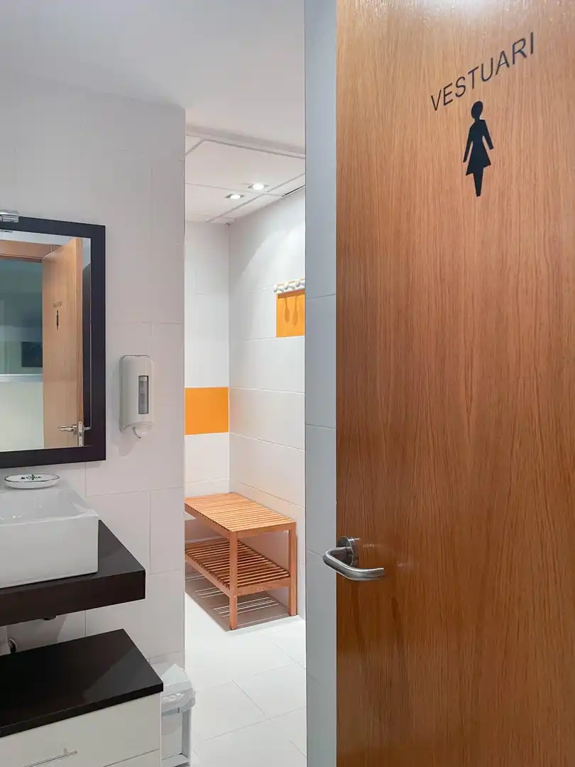 Baño de Local de alquiler en Oliva con Aire acondicionado y Amueblado