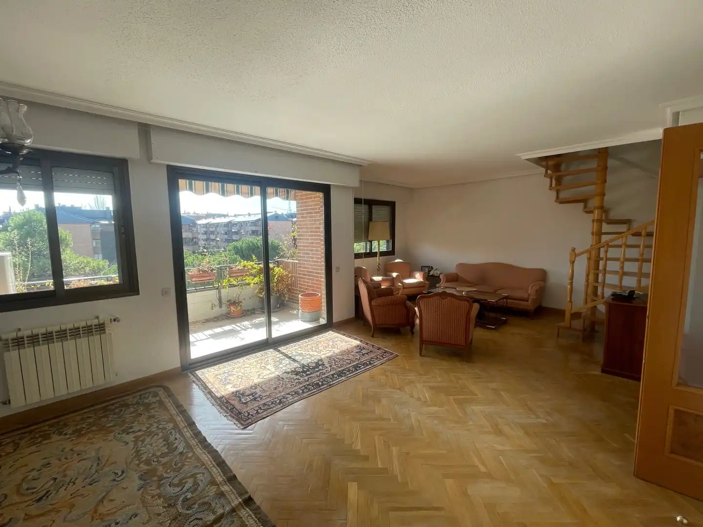 Sala de estar de Ático en venta en Pozuelo de Alarcón con Aire acondicionado, Calefacción y Jardín privado