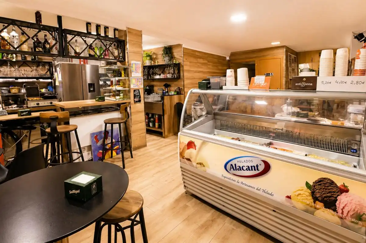 Commercial properties for sale in Antequera  with Air Conditioner, Heating and Alarm