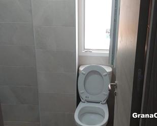 Bathroom of Flat to share in  Granada Capital  with Air Conditioner