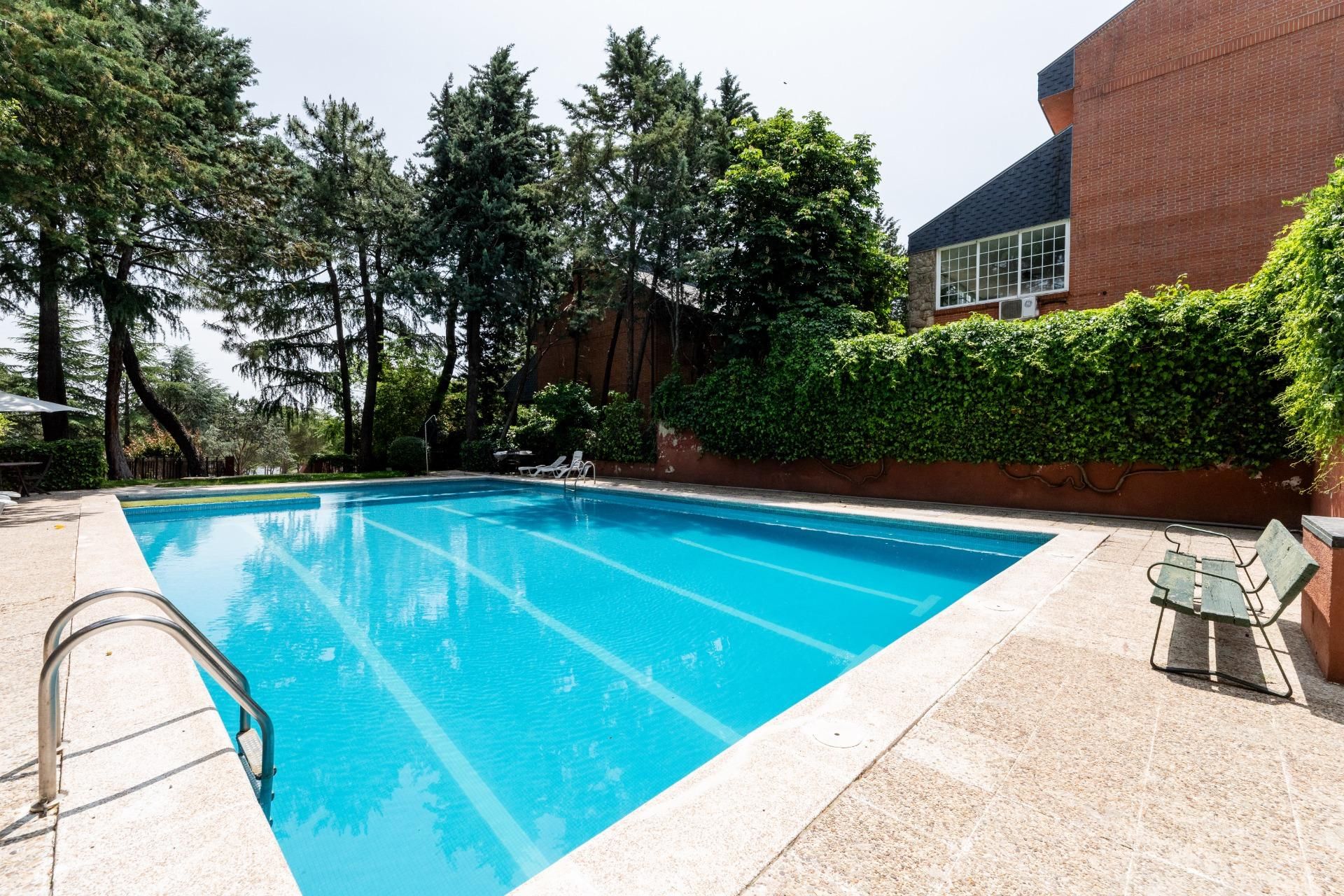 Swimming pool of House or chalet for sale in Galapagar  with Air Conditioner, Heating and Private garden