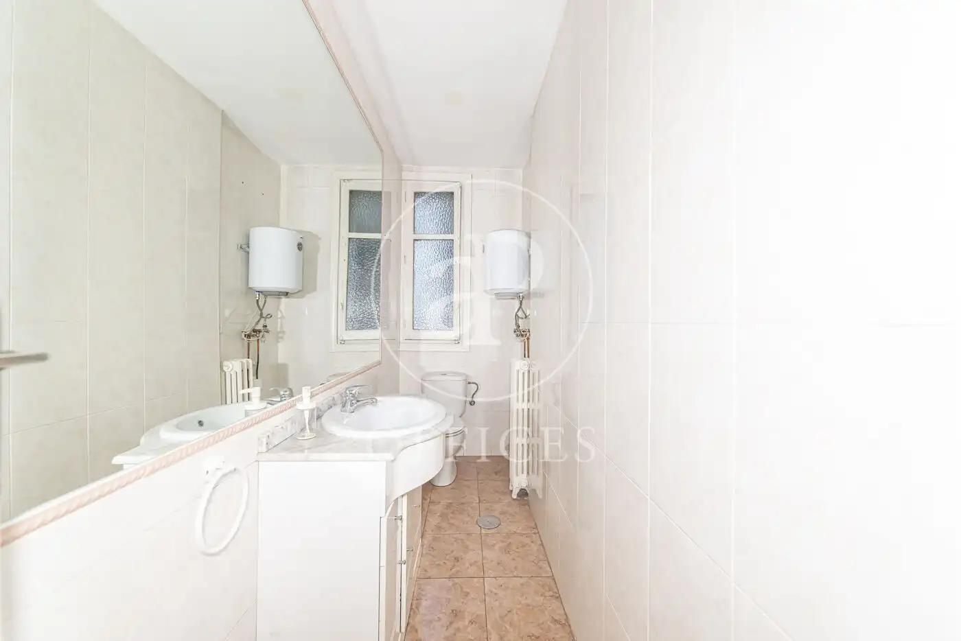 Bathroom of Office for rent in Madrid  with Air Conditioner