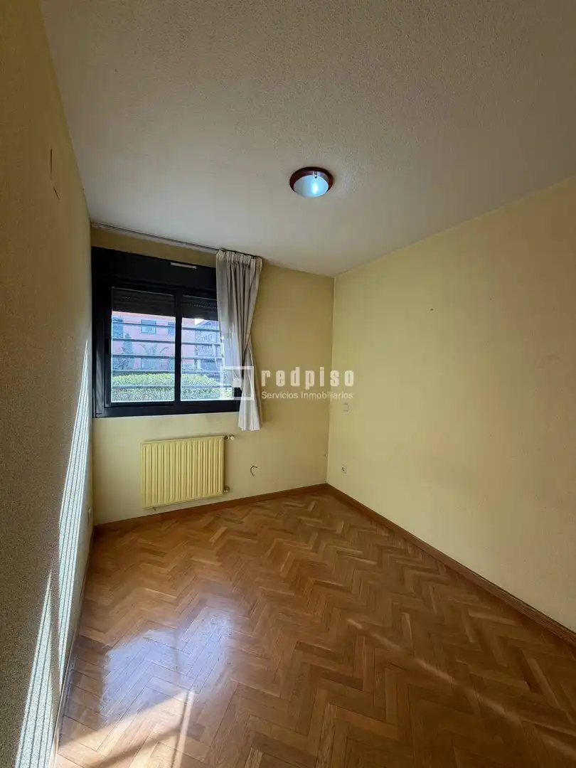 Bedroom of Flat for sale in Madrid  with Heating, Private garden and Parquet flooring