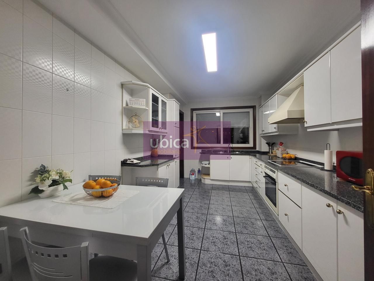 Cuina de Pis en venda en Vigo  amb Calefacció, Parquet i Traster