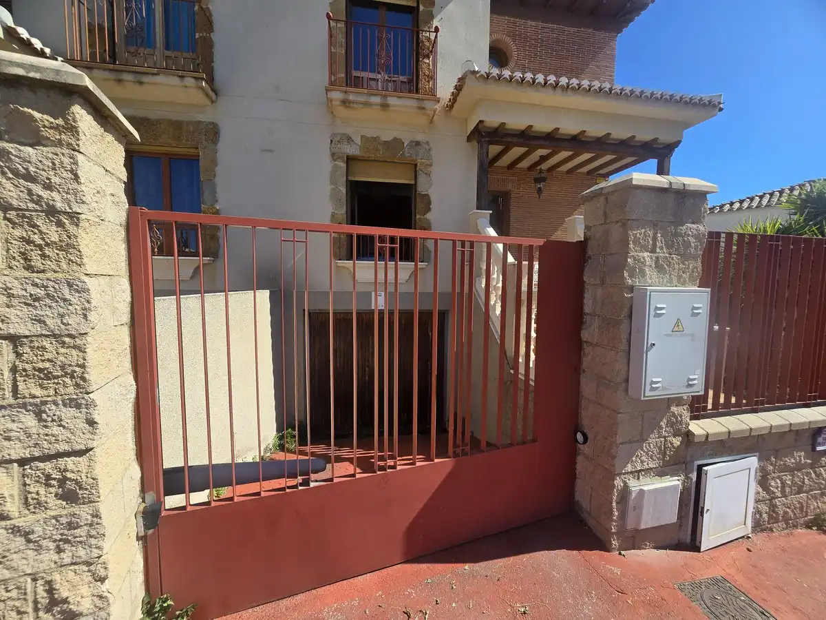 Einfamilien-Reihenhaus zum Verkauf in Mijas mit Klimaanlage, Heizung und Privatgarten