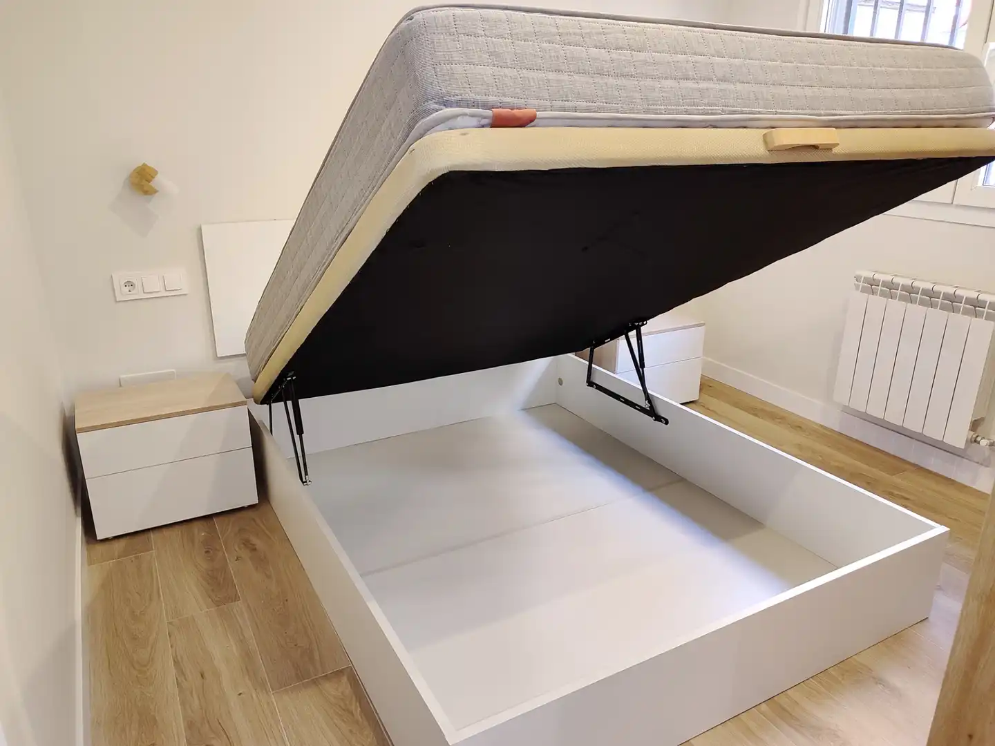 Bedroom of Flat for rent in Madrid  with Air Conditioner, Heating and Storage room