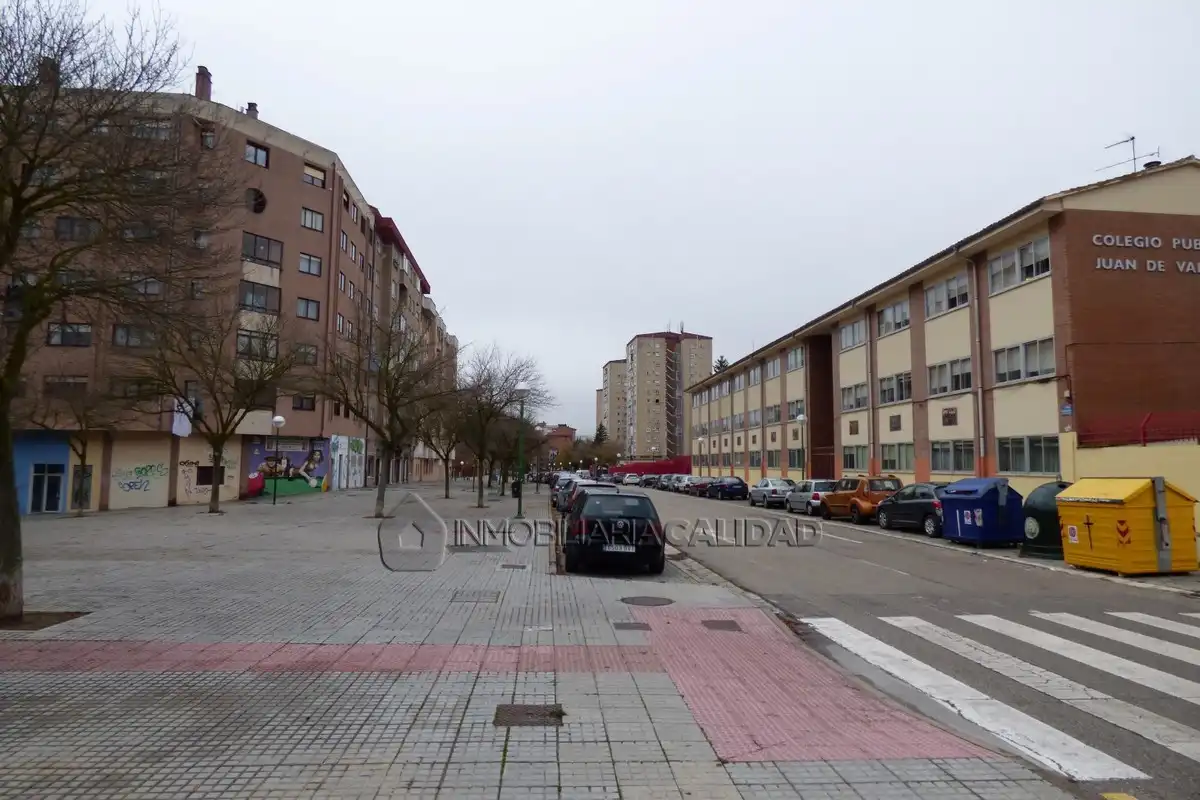 Vista exterior de Piso de alquiler en Burgos con Calefacción y Amueblado