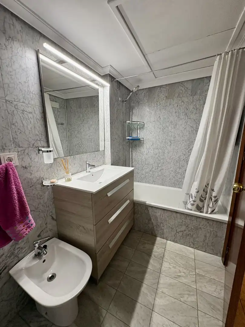 Bathroom of Flat for sale in Sevilla  with Air Conditioner, Heating and Terrace
