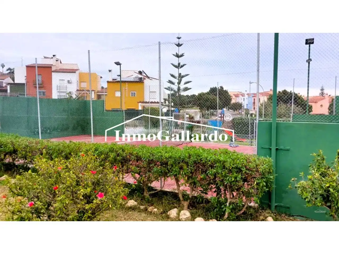 Vista exterior de Casa adosada en venda en Vélez-Málaga amb Jardí privat i Piscina comunitària
