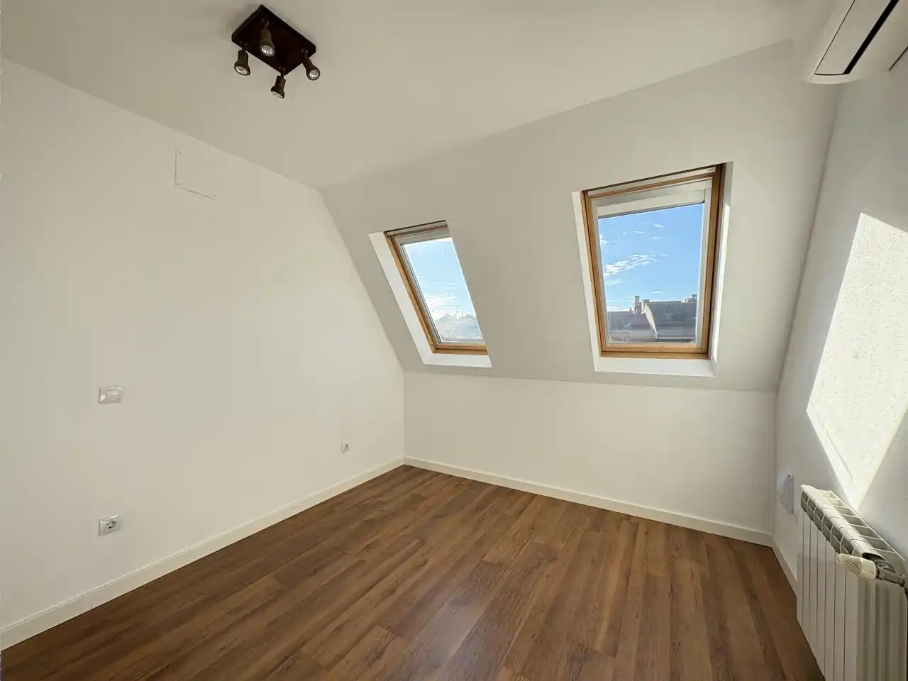 Habitación de Dúplex de alquiler en Pozuelo de Alarcón con Calefacción y Trastero
