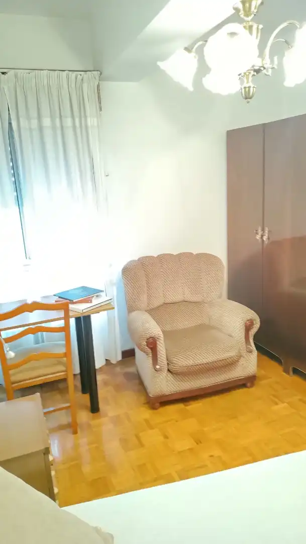 Sala d'estar de Pis per a compartir en Ourense Capital  amb Calefacció, Parquet i Moblat