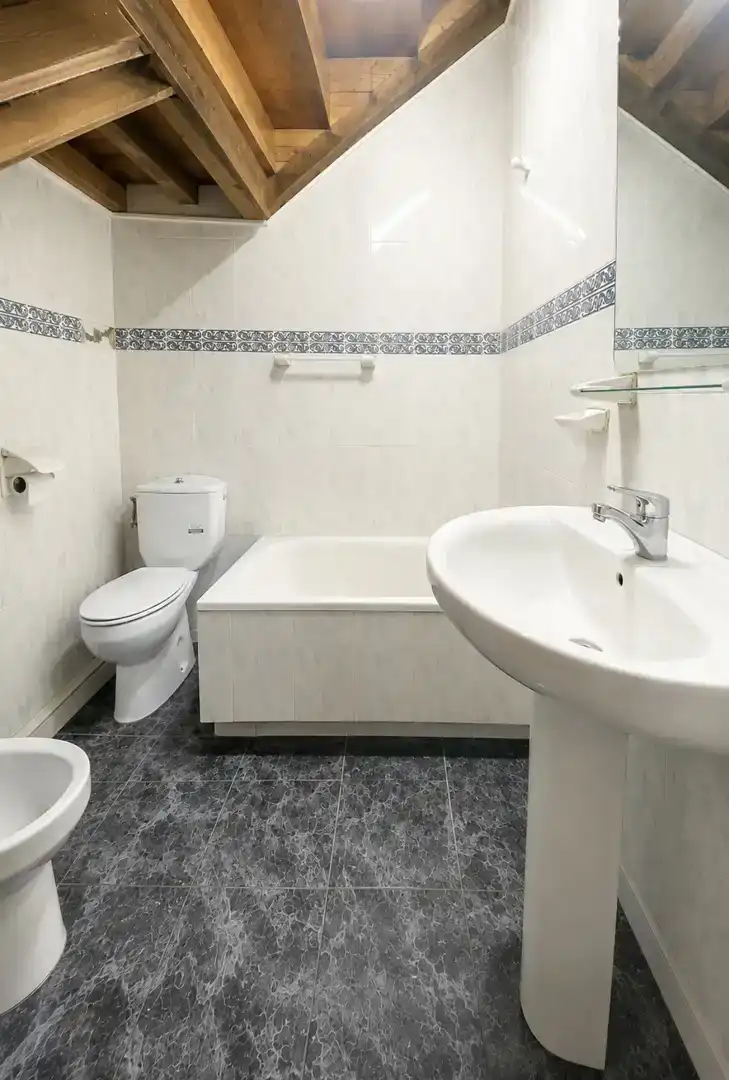 Baño de Finca rústica en venta en Mesía con Jardín privado, Parquet y Amueblado
