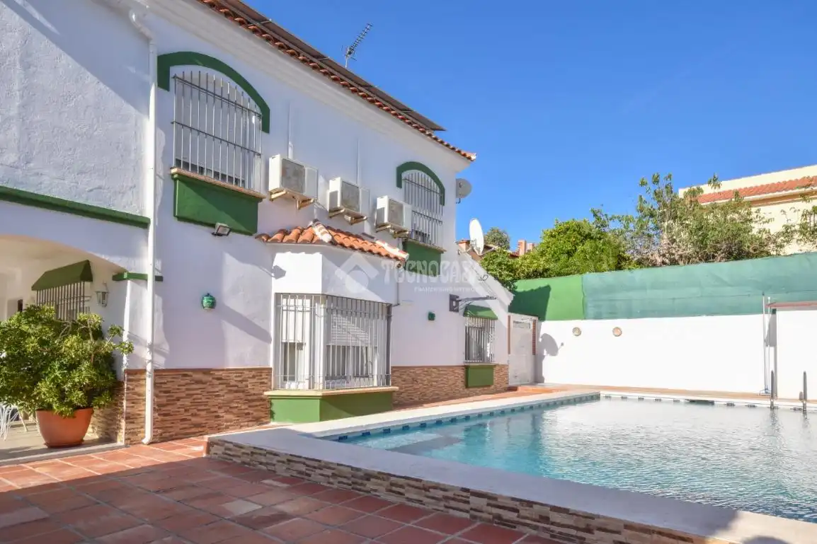 Vista exterior de Casa o chalet en venta en Alhaurín de la Torre con Aire acondicionado y Piscina