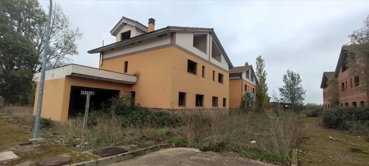 Vista exterior de Edifici en venda en Vega de Infanzones