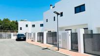 Vista exterior de Casa adosada en venda en Vélez-Málaga amb Aire condicionat, Terrassa i Balcó