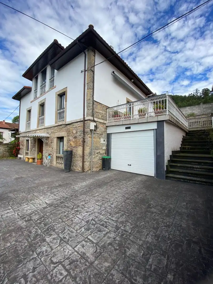 Vista exterior de Casa o xalet en venda en Aller amb Calefacció, Terrassa i Traster