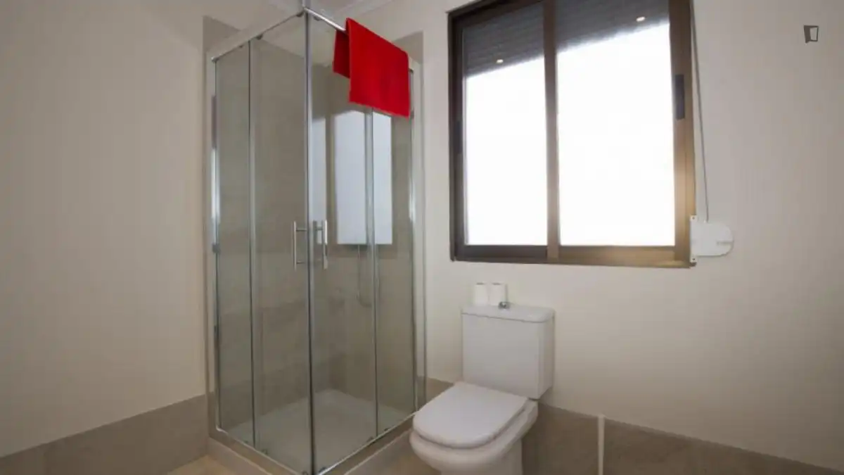 Badezimmer von Wohnungen zur Miete in Granada mit Klimaanlage, Heizung und Möbliert
