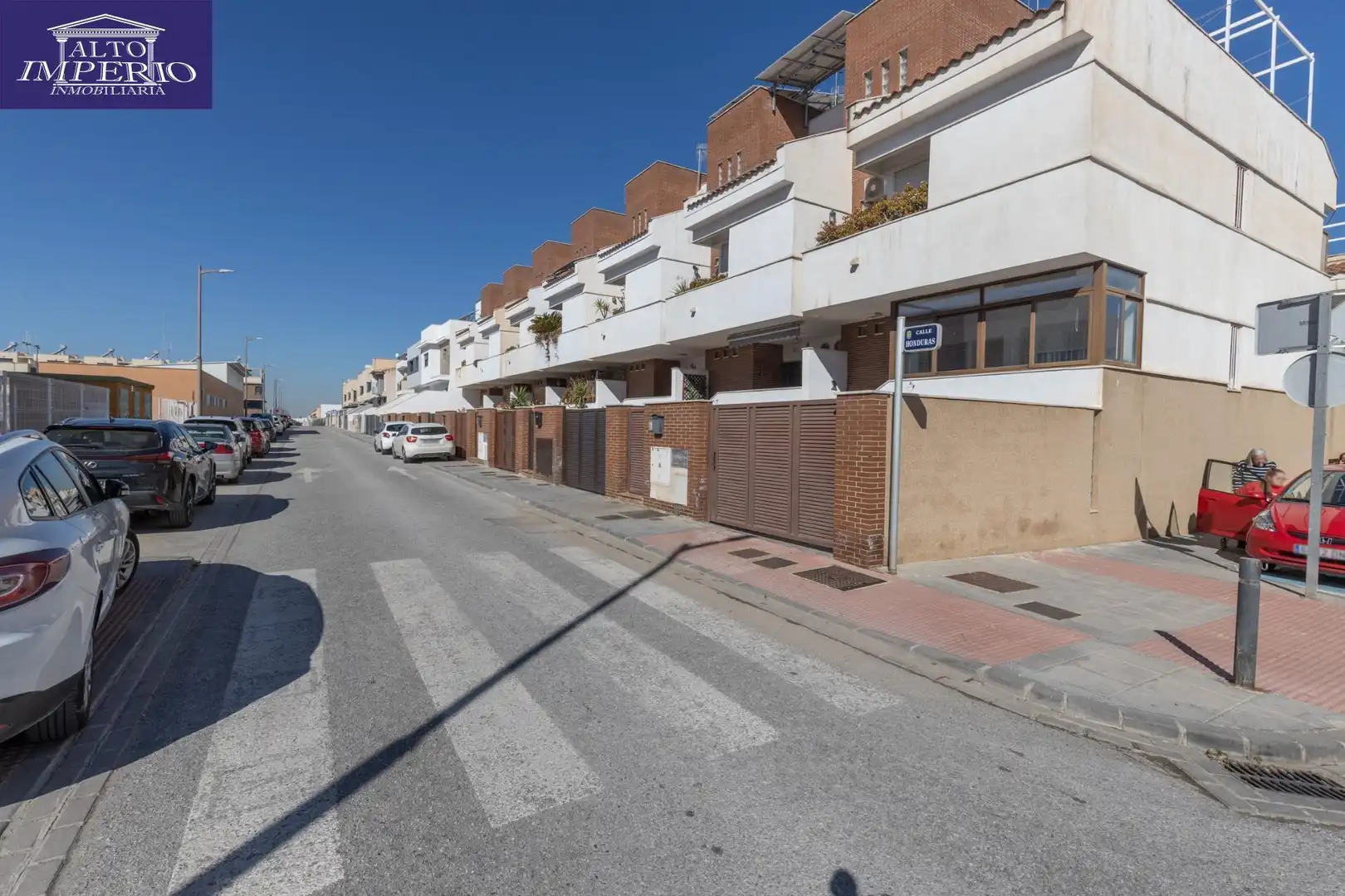 Vista exterior de Casa adosada en venda en Churriana de la Vega amb Calefacció, Terrassa i Balcó