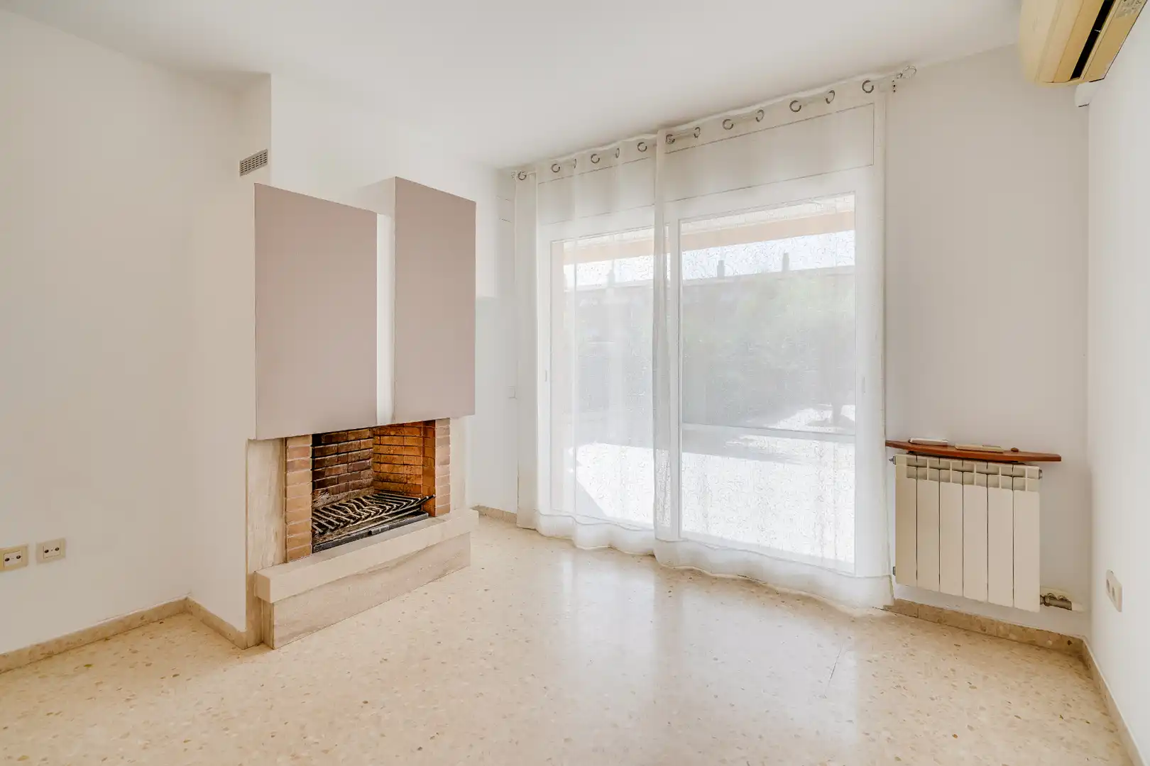 Sala d'estar de Casa adosada en venda en Castellar del Vallès amb Aire condicionat, Calefacció i Jardí privat