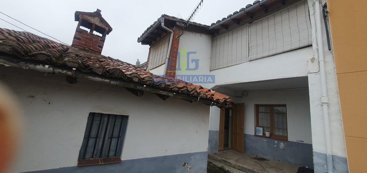 Vista exterior de Casa o xalet en venda en La Robla  amb Calefacció i Traster