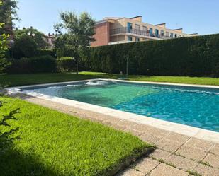 Swimming pool of Flat for sale in  Granada Capital  with Heating, Private garden and Balcony