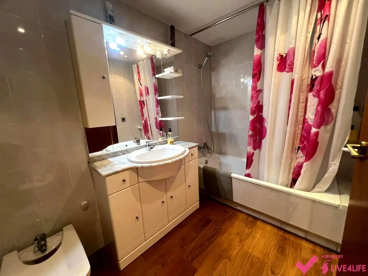 Bathroom of Flat for rent in Valencia  with Air Conditioner, Parquet flooring and Furnished