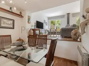Sala de estar de Casa adosada en venta en Sant Cugat del Vallès con Aire acondicionado, Calefacción y Jardín privado