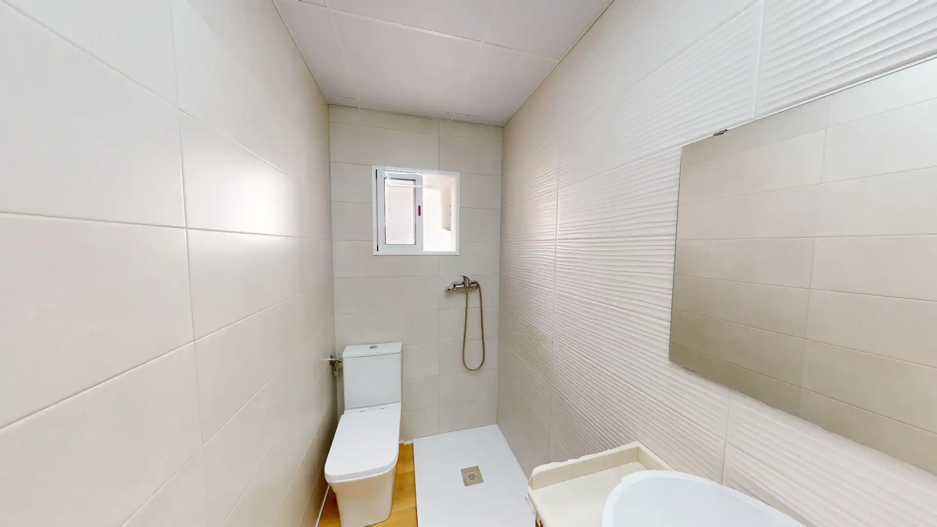 Badezimmer von Wohnung zum Verkauf in Almería mit Klimaanlage und Waschmaschine